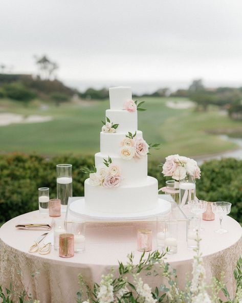 Wedding Cake Pink Flowers, Wedding Cake Setting, Wedding Cake Cake, Garden Wedding Cake, Barn Wedding Inspiration, Pink And White Weddings, Low Centerpieces, Dream Wedding Cake, Luxury Wedding Cake