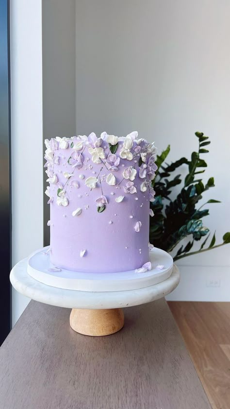 Floral Cake Ideas Birthday, Lavender Cake With Flowers, Simple Purple Cake Designs, Pretty Purple Cakes, Violet Cake Design For Birthday, Lavander Cakes Ideas, Lavender Color Cake Birthday, Lilac Cake Design, Lavender Theme Cake