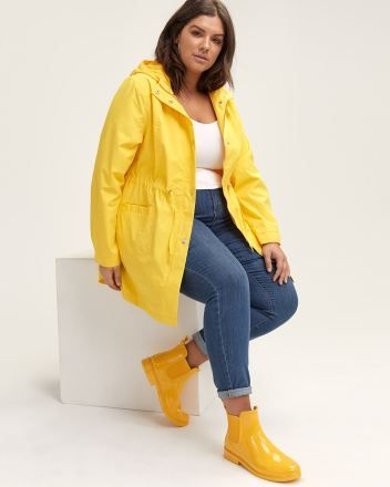 Short Rain Boots Outfit, Rainy Day Work Outfit, Rainboots Outfit, Rain Boot Outfit, Affordable Plus Size Clothing, Short Rain Boots, Yellow Jackets, Yellow Raincoat, Football Tees