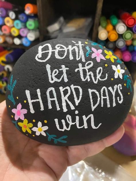 Painted Rocks With Quotes, Painted Rocks Ideas Creative Garden, Cute Things To Paint On Rocks Easy, Rock Sayings Quotes, Painted Rock Sayings, Happy Rock Painting Ideas, Painted Rocks Inspirational, Kindness Rocks Ideas Easy, Inspirational Rock Painting Ideas Easy