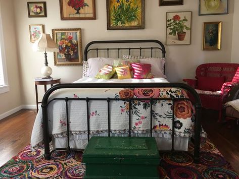 Wrought Iron Bed Decor, Iron Beds Bedroom Decorating Ideas, Rustic English Cottage, Vintage Metal Bed, Antique Decor Bedroom, Black Iron Beds, Bed Inspo, Funky Bedroom, Country Cottage Living