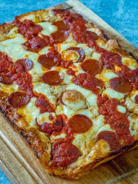 Detroit Style Square Pizza – 12 Tomatoes Amish Pasta, Detroit Style Pizza Recipe, Detroit Style Pizza, Detroit Pizza, Deep Dish Pizza Recipe, Square Pizza, Stromboli Recipe, Crispy Cheese, Yeast Bread Recipes