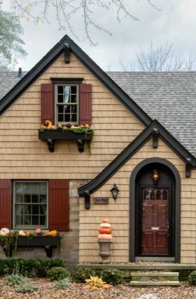 Exterior Bungalow, Best Front Door Colors, Bungalow Ideas, Tan House, Tudor Cottage, Cottage Exteriors, Bungalow Renovation, Bungalow Exterior, Bungalow Homes