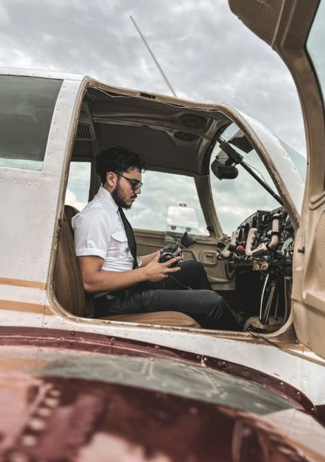 Men Cars Photography, Aviation Inspiration, Plane Photos, Airplane Photography, Senior Pictures Boys, Photoshoot Inspo, Grad Photos, Learning Photography, Male Poses