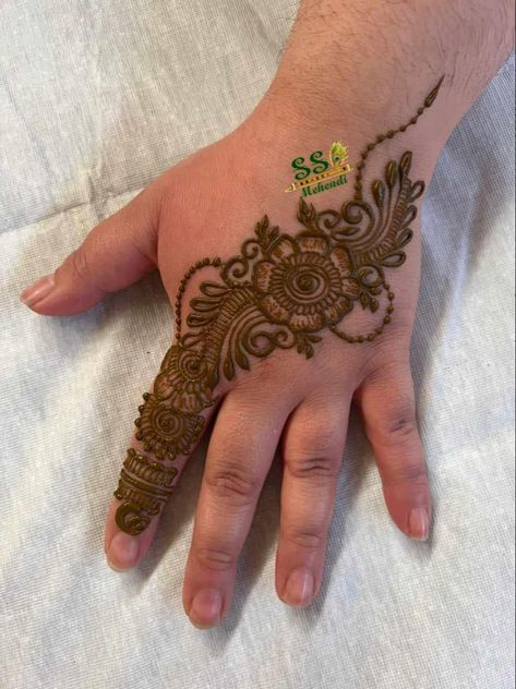 Baby Hena Designs, Mehendi For Kids Hands, Easy Kids Mehndi Designs, Baby Girl Mehndi Design, Design Inai, Baby Mehendi, Henna Designs Kids, Kids Mehndi Designs, Mehandi Designs For Kids