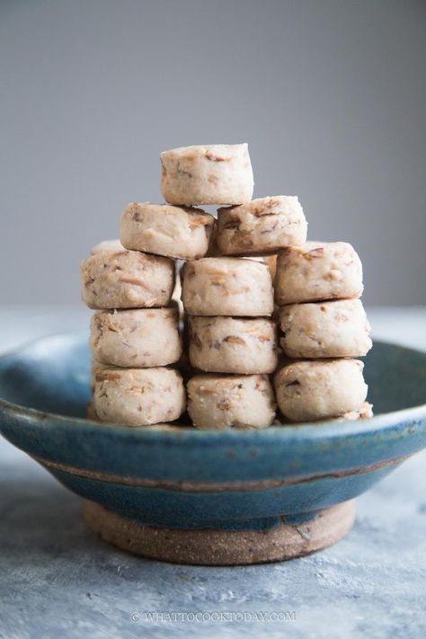 Chinese New Year White Almond Cookies (白杏仁饼) Chinese Cookies, New Year's Snacks, Chinese Almond Cookies, Chinese New Year Cookies, Almond Biscuits, Almond Meal Cookies, New Years Cookies, Chinese Dessert, Tea Snacks