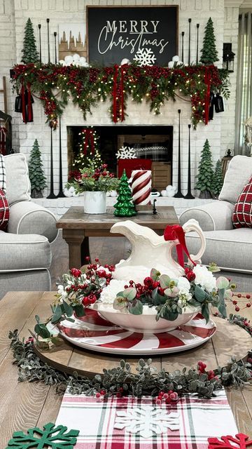 White Fireplace Christmas Decor, Garland Decor Christmas, Red And White Christmas Decor, Christmas Mantles, Pretty Christmas Decorations, Cozy Christmas Decor, 1 Advent, Red And White Christmas, Christmas Friends