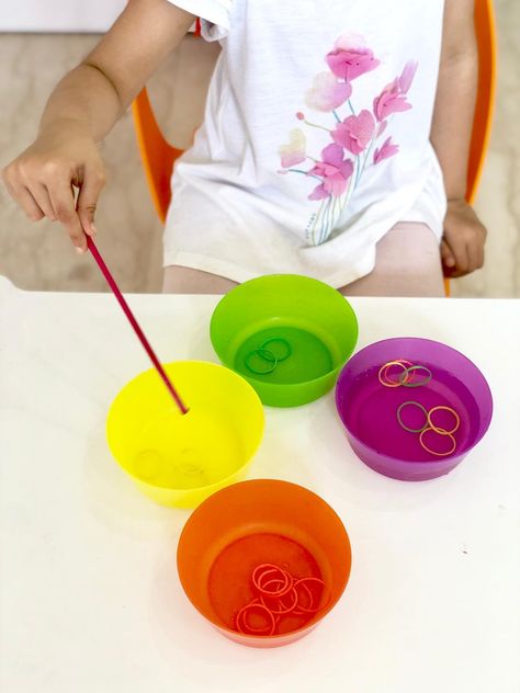 🎗MOTOR SKILL🎗 This combination activity of 🎨colour sorting and 🖐🏼hand eye 👀coordination was super fun. Just use a 🍵bowl of water and dip different coloured 💇🏻‍♀hair elastics or rubber bands in it. Using a 🥢chopstick or a ✏pencil remove each band only using the stick and sort the colours into the corresponding coloured bowl. My daughter👧🏻 and nephew 👦🏻could go for a long time doing this over and over again. Using Chopsticks, Sorting Colors, Activity Preschool, Hand Eye Coordination, Baby Learning Activities, Coloured Hair, Aktivitas Montessori, Sorting Activities, Color Sorting