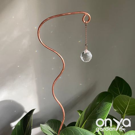 Diy Copper Wire Plant Trellis, Plant Suncatcher, Crystal Plant Stake, Diy Crystal Crafts, Unique Plant Stands Indoor, Plant Stick, Copper Gardening, Plant Sticks, Crystal Suncatchers Diy