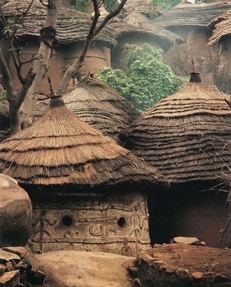 Yoruba Architecture, Multicultural Art, Nigerian Culture, African Architecture, Yoruba People, Vernacular Architecture, Center Ideas, Thatched Roof, Indian Architecture