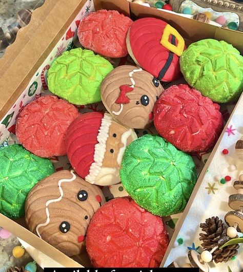 Christmas Conchas, Christmas Conchas Bread, Diy Conchas Bread, Conchas Pan Dulce Design, How To Make Conchas Pan Dulce, Conchas Recipe, Sugar Cookie Desserts, Mexican Conchas Pan Dulce, Cookie Contest