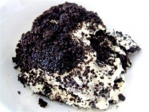 Your kids will want to eat dirt, and so will you, with this Oreo Dirt cake. Oreo crumbs are layered with cream cheese and whipped cream filling, topped with pudding and more oreo crumbs. Try different flavor combinations to suit your tastes! Make a day before for best results. Oreo Dirt Pudding, Dirt Pudding Recipes, Oreo Dirt Cake, Dirt Cake Recipes, Dirt Pudding, Oreo Dirt, Weight Watcher Desserts, Oreo Desserts, Easy Puddings