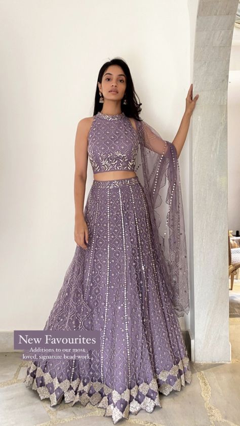 Purple Traditional Dress Indian, Sangeet Lehenga For Bridesmaid, Purple Indian Suit, Lehanga Idea, Lehanga Blouses Modern, Modern Lehenga Designs Style, Lehenga With Long Top, Lengha Poses, Modern Lehangas