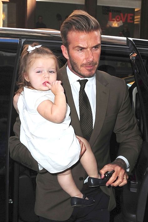 Harper Beckham e papai David Beckham David Beckham Daughter, David Beckham Style Outfits, David Beckham Style, Harper Beckham, Bend It Like Beckham, Victoria And David, David And Victoria Beckham, Dad And Baby, Celebrity Updates