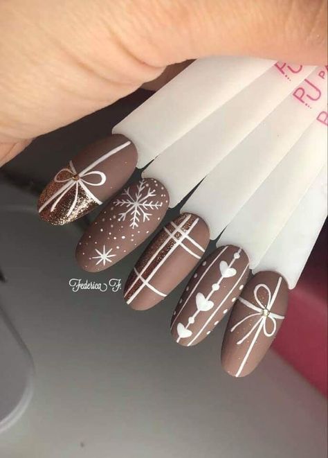 Christmas Nails Neutral, Nails Neutral, Xmas Nail Art, Cute Christmas Nails, Christmas Nail Art Designs, Christmas Nails Acrylic, Winter Nail Art, Cat Kuku, Xmas Nails