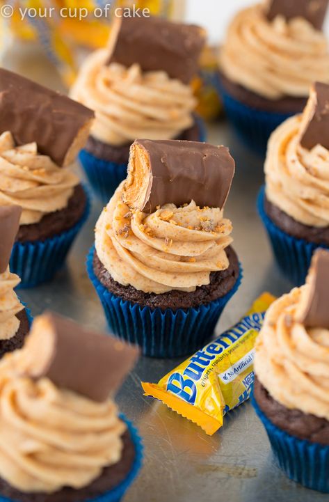 Butterfinger Blizzard Cupcakes - Your Cup of Cake Childhood Desserts, Butterfinger Cupcakes, Velvet Recipes, Fancy Deserts, Gourmet Cupcakes, Cupcake Flavors, Butter Frosting, Peinados Fáciles Para Cabello Corto, Cake Mix Recipes