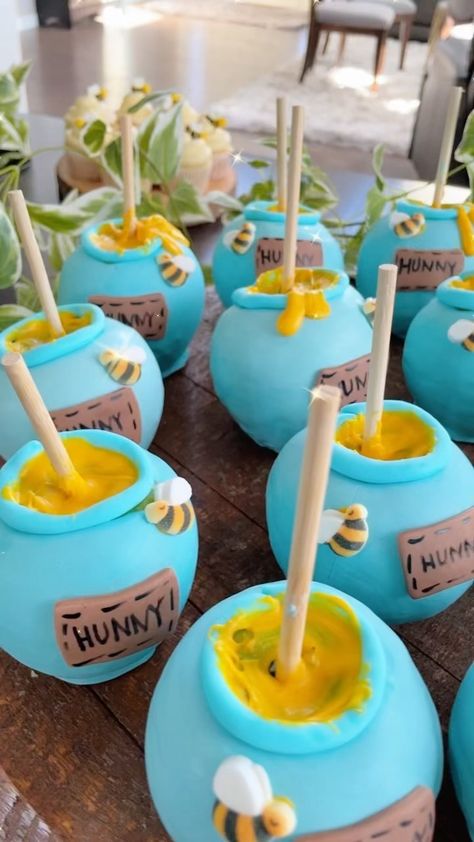 Winnie The Pooh Sweets, Winnie The Pooh Candy Apples, Winnie The Pooh Themed Cake Pops, Winnie The Pooh Desserts Sweets, Winnie The Pooh Marshmallow Pops, Candy Apple Recipe, Candy Apples, Baby Birthday, Apple Recipes