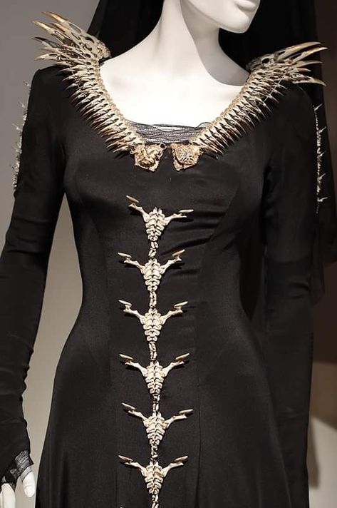 Maleficent Dress Gowns, Malificent Wedding Dress, Maleficent Outfit, Maleficent Dress, Maleficent Cosplay, Goth Outfit Ideas, Maleficent Costume, Dragons Clothes, Skull Dress