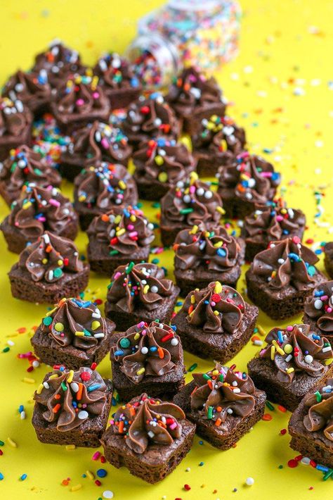 Making this easy brownie bites recipe is fun and the end result is delicious! Try out this recipe for brownie bites today using our rainbow sprinkles and recipe for chocolate buttercream to top it! #browniebites #brownierecipes #browniebitesrecipe #squarebrownies #chocolatebrownies Brownie Bites With Frosting, Decorated Brownie Bites, Decorated Brownies Ideas, Birthday Brownies Decoration, Brownies Decoration Ideas, Decorating Brownies, Bite Size Brownies, Easy Brownie Bites, Tyler Birthday