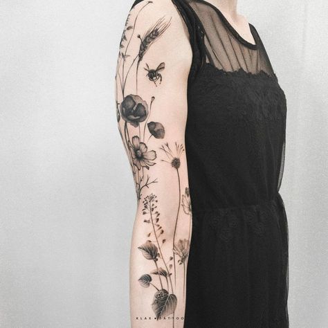 Botanical Sleeve Tattoo, Wildflower Sleeve, Beautiful Spine Tattoos, Botanical Tattoo Design, Spine Tattoo Ideas, Gray Tattoo, Tattoo Dotwork, Tattoo Time, Dandelion Tattoo