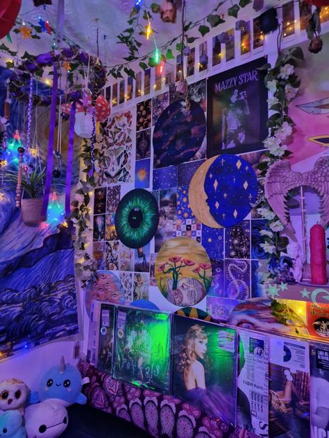 Y2k Maximalist Room, Alternative Maximalist Bedroom, Indie Maximalist Room, Weird Core Room, Trippy Rooms Bedrooms, Weirdcore Bedroom, Cluttercore Bedroom, Maximalism Bedroom, Trippy Bedroom