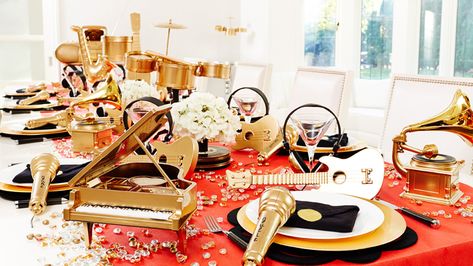 We Are In Love With This Seriously Lovely Grammy Awards Party Tablescape That Has Some Amazing Gold And Modern Ideas And Inspiration! Grammy Awards Party Ideas, Hollywood Party Theme, Grammy Party, Music Themed Parties, Red Carpet Party, Awards Viewing Party, Rock Star Party, Awards Party, Party Tablescapes