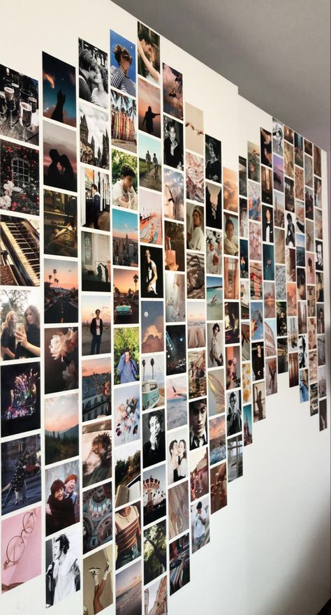 Walls With Pictures Aesthetic Bedroom, Photo Patterns On Wall, Foto Parete Ideas, Photo Wall Apartment, Photo Wall Ideas Bedroom Aesthetic, Photos On Wall Ideas Without Frames, Polaroid Wall Aesthetic, Foto Collage Wand, Polaroid Wall Ideas