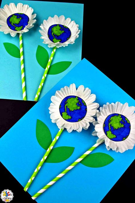 This Earth Day Flower Craft is easy to make, unique but the perfect way to show your students how important it is that we take care of our planet. Earth Day Preschool, Earth Activities, Earth Projects, Earth Day Posters, Earth Day Projects, Earth Craft, April Art, Earth Day Crafts, Green Craft