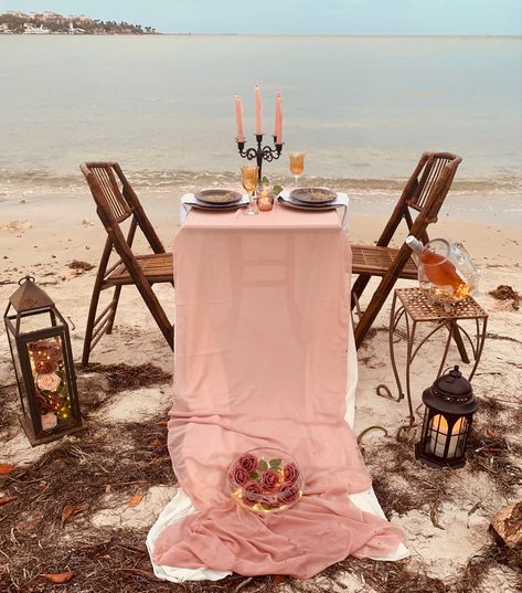 Beach Table Decorations, Romantic Dinner Decoration, Brunch Celebration, Luxury Picnics, Picnic Pictures, Beach Picnics, Beach Table, Boho Picnic, Pic Nic