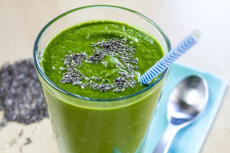 Easy Green St Patrick's Day Recipes – Kayla Itsines Být Fit, Green Juice Smoothie, Best Green Smoothie, Easy Green Smoothie, Smoothie Detox, Spa Water, Avocado Smoothie, Water Weight, Reduce Cholesterol