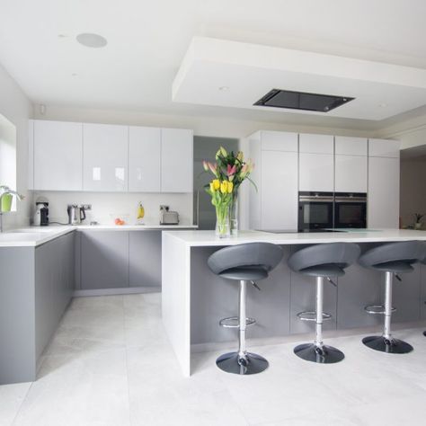 Kitchen Design Grey, Glossy Kitchen, Modern Grey Kitchen, Modern Kitchen Design Grey, Grey Kitchen Designs, Gloss Kitchen, Gray And White Kitchen, Kabinet Dapur, Open Plan Kitchen Living Room