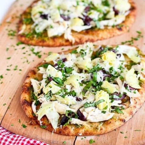 Pizza Recipes Pesto, Chicken Artichoke Pizza, Easy Pizza Recipes, Recipes Under 300 Calories, Recipes Pesto, Pizza Naan, Calories Pizza, Pesto Pizza Recipe, Chicken Artichoke