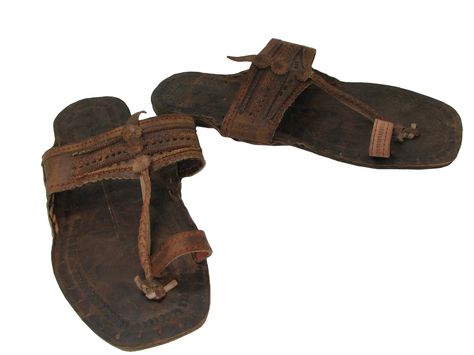 70s sandals...I want mine back! Buffalo Sandals, 1970s Shoes, Jesus Sandals, Hippie Sandals, Toe Thong Sandals, Estilo Hippie, Vintage Hippie, Hippie Dresses, Buffalo Leather