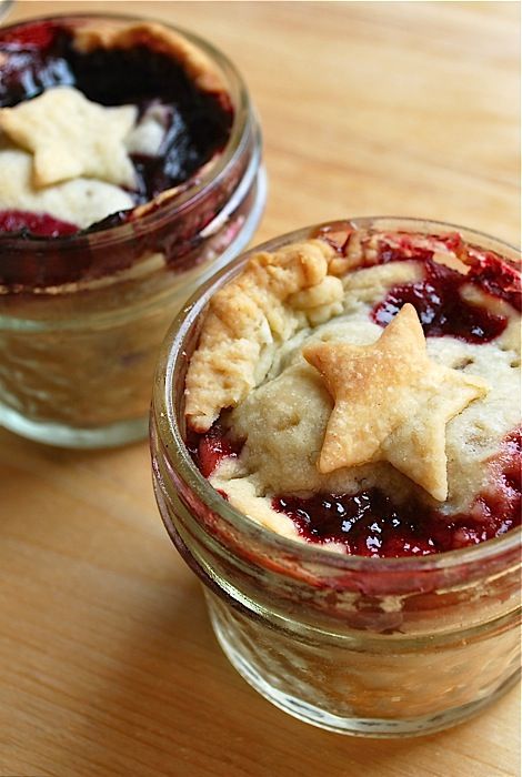 jars jars jars Patriotic Pie, Mason Jar Desserts, Dessert In A Jar, Mason Jar Meals, Fourth Of July Food, Mini Pies, Meals In A Jar, Köstliche Desserts, In A Jar