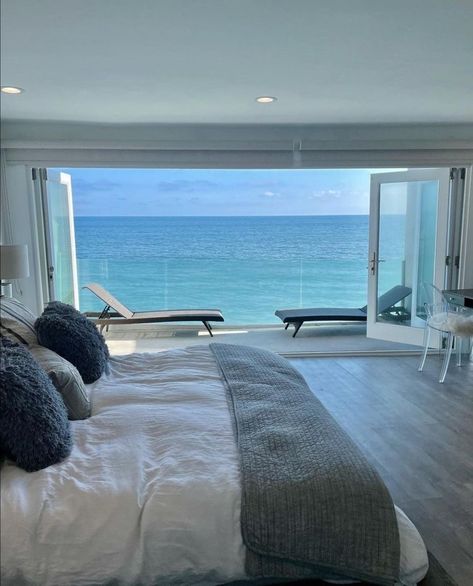 Bedroom Beach View, Hawaii House Interior, House By The Ocean, Romantic Room Surprise, Luxury Beach House, Romantic Room, Dream Beach Houses, Dream Apartment, Luxury Homes Dream Houses