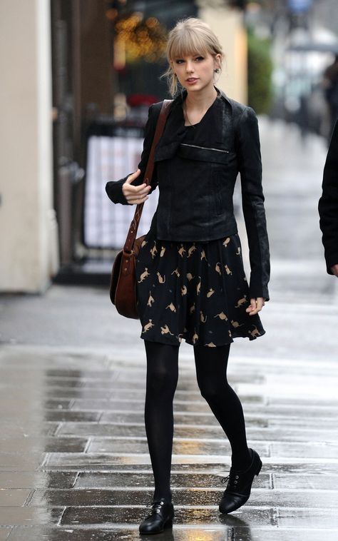 Taylor Swift Street Style, Trendy Skirts, Outfit Trends, Taylor Swift Style, Inspired Outfits, Chic Clothes, 가을 패션, Black Tights, Mode Inspiration