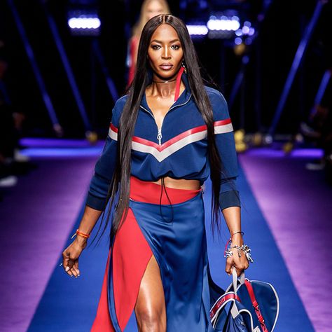 See the amazing pics here! Versace Runway, Donatella Versace, Milano Fashion Week, Milan Fashion Weeks, Sport Chic, Naomi Campbell, Sporty Chic, Fashion 2017, Top Model