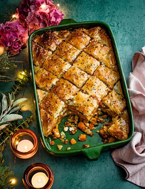 A savoury festive spin on the classic middle eastern dessert makes a fantastic vegetarian substitute for turkey this Christmas Savoury Baklava, Vegetarian Christmas Main, Baklava Recept, Vegetarian Christmas Recipes, Savoury Tarts, Vegetarian Substitutes, Vegetarian Christmas, Middle Eastern Desserts, Christmas Main