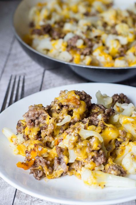 Cauliflower Ground Beef Hash - an easy, cheesy low carb dish! Comidas Keto, Beef Meals, Healthy Ground Beef, Ground Beef Recipes Healthy, Beef Hash, Lean And Green Meals, Easy Cheesy, Low Carb Dinner, Diet Keto