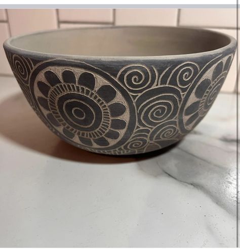 Graffito Ceramic, Graffito Pottery, Sgraffito Designs Pattern, Sgraffito Designs, Pottery Sgraffito, Pottery Carving, Ceramics Bowls Designs, Wooden Drawers, Pottery Glazes