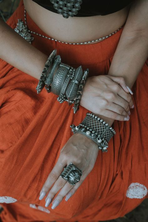 Bangles Outfit Style, Oxidised Bangles Aesthetic, Oxidised Jewellery Indian Outfit, Indian Jewelry Aesthetic, Antique Silver Jewelry Indian, Bangles Aesthetic, Oxidised Bangles, Boho Bangles, Chunky Silver Jewellery