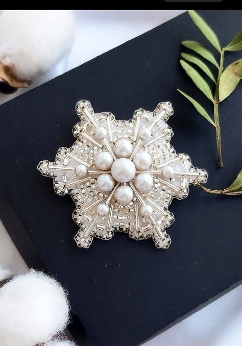 Diy Christmas Brooch, Beaded Embroidery Christmas Ornaments, Christmas Beading Patterns Free, Christmas Bead Embroidery, Beaded Christmas Ornaments Patterns Free, Beaded Christmas Ornaments Diy, Seed Bead Ideas, Beaded Brooch Diy, Snowflake Beads