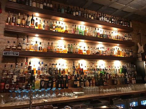 Whiskey Bar Ideas, Backbar Ideas, Drinks Unit, Bourbon Display, Back Bar Design, Mexican Style Decor, Alcohol Store, Location Design, Home Bar Rooms