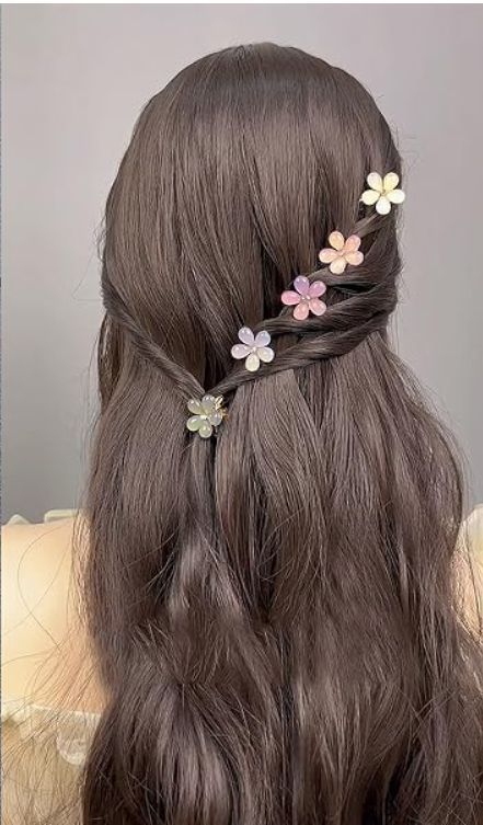 Small Flower Hair Clips Hairstyle, Tiny Flower Clips Hairstyles, Cute Hairstyles With Mini Clips, Small Flower Clips Hairstyles, Small Claw Clips Hairstyles, Mallory Aesthetic, Mini Flower Hair Clips, Mini Flower Clips, Hair Clip Hairstyles