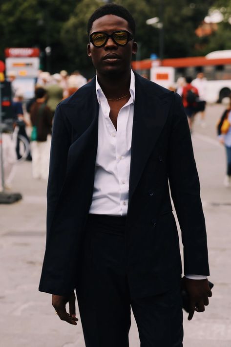 Classy Men Outfits Gentleman Style, Pitti Uomo Street Style, Dapper Gentleman Style, Mens Smart Casual Outfits, Blazer Outfits Men, Mode Tips, Best Dressed Man, Parka Style, Mens Trendy Outfits