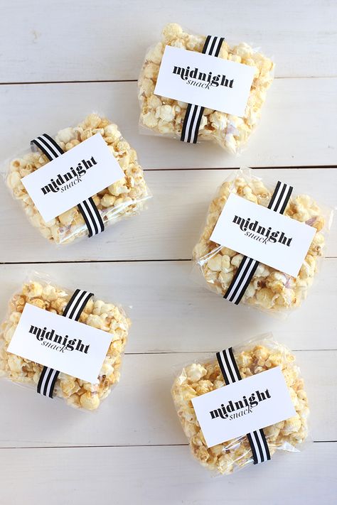 Diy Wedding Favors Cheap, Honey Wedding Favors, Creative Wedding Favors, Inexpensive Wedding Favors, Edible Favors, Midnight Snack, Edible Wedding Favors, Elegant Wedding Favors, Free Wedding Printables