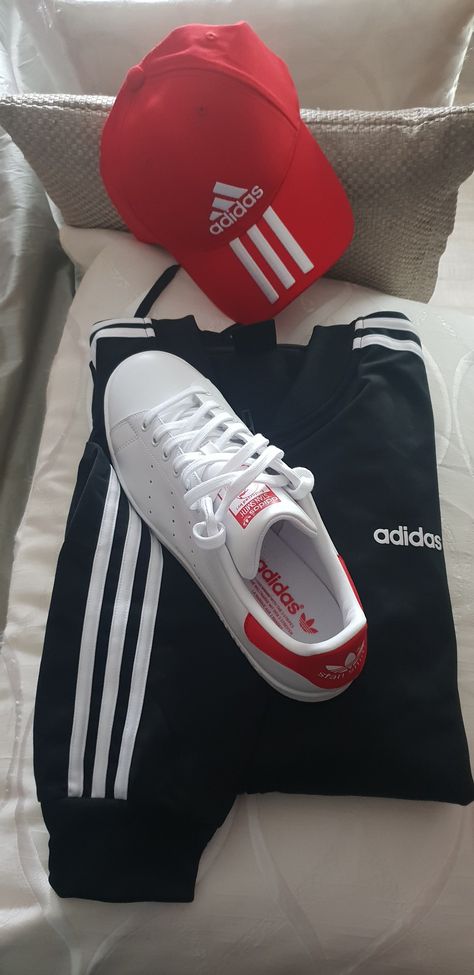 Survêtement noir, Stan Smith blanc rouge et casquette Adidas rouge Adidas Sneakers, Adidas, Sneakers