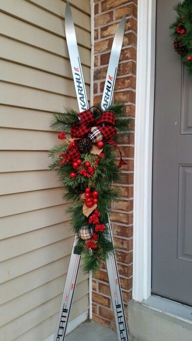 What To Do With Old Skis, Skis Christmas Decor, Christmas Skis Decoration, Ski Decorations Christmas, Ski Christmas Decor, Ski Decorations, Ski Furniture, Golf Wreath, Christmas Sled Decoration