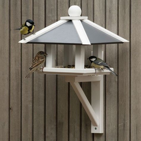 Wood Bird Feeder, Wooden Bird Feeders, Homemade Bird Houses, Bird Table, Bird Houses Ideas Diy, Bird Tables, Homemade Bird Feeders, Bird House Feeder, Wooden Bird Houses