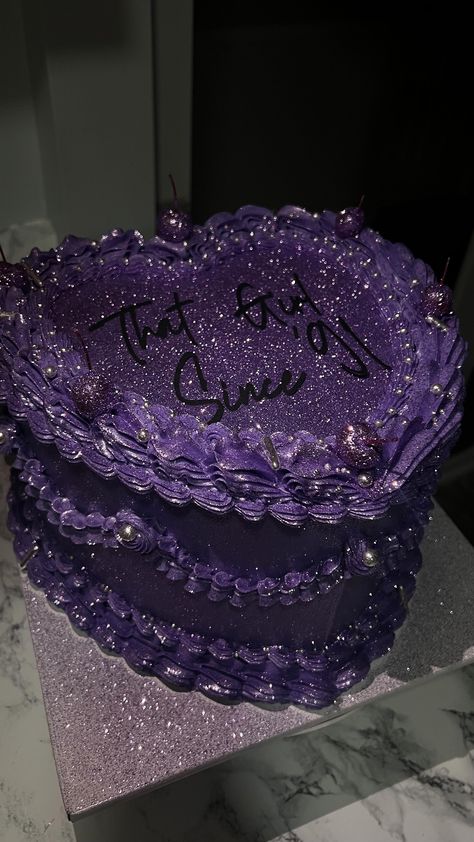 Cake Of Cupcakes, Purple Heart Cakes Birthday, Quince Cake Ideas Purple, Dark Purple Cake Aesthetic, Black And Purple Cake Ideas, Purple 21st Birthday Cake, Purple Heart Shaped Cake, Euphoria Themed Cake, Purple Birthday Cake Aesthetic